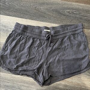 (23) Aritzia TNA Shorts
